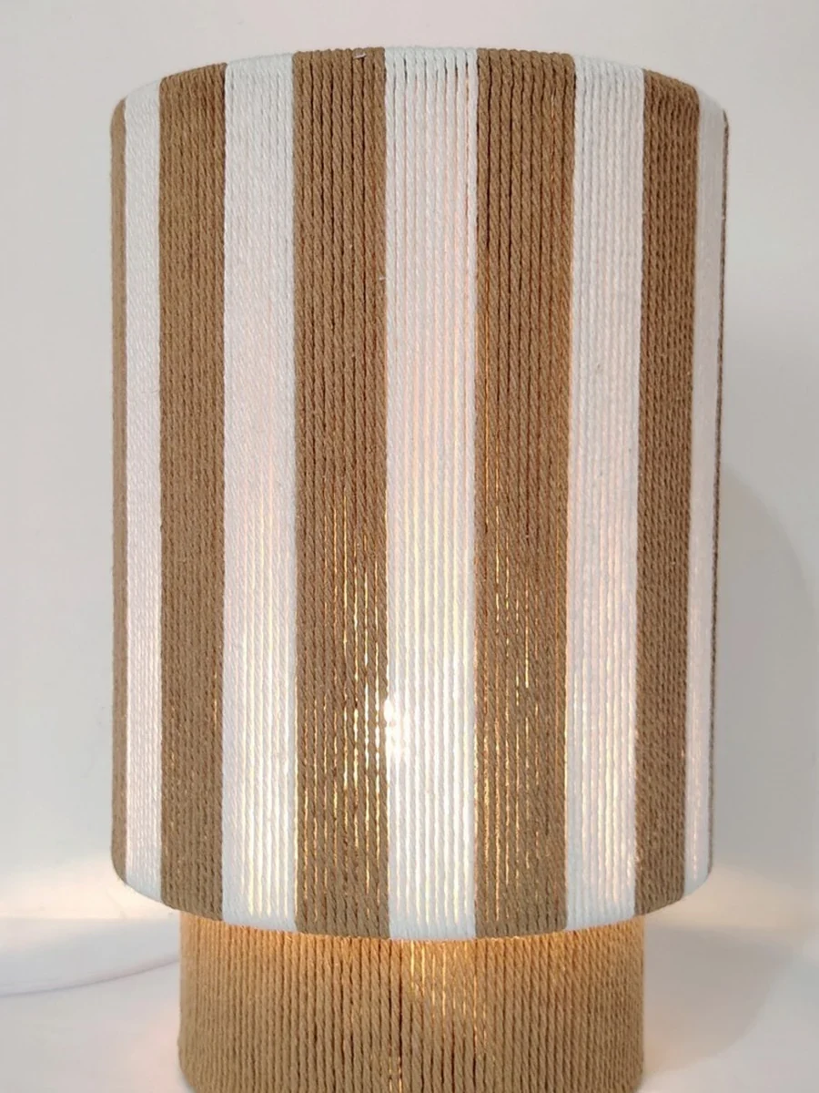 Lámpara de rayas con cuerda encendida