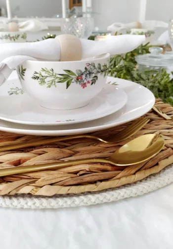 Bol navideño blanco 13 cm Elegancia festiva en una mesa navideña