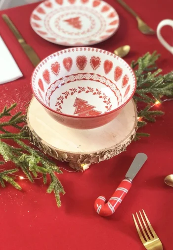 Bol navideño rojo 15 cm Corazón nórdico en una mesa navideña