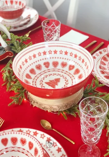 Bol navideño rojo 24 cm Corazón nórdico en una mesa navideña