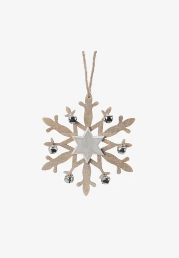 Copo de nieve de madera natural con estrella central blanca, seis cascabeles plateados y cordel de yute