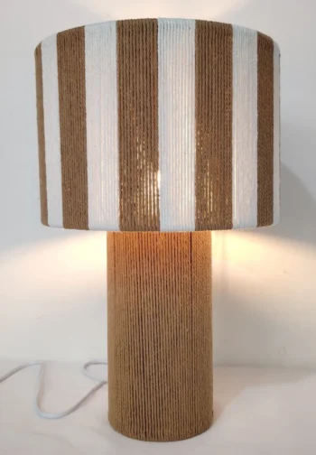 Lámpara de mesa con pantalla de rayas y base de cuerda 43 cm