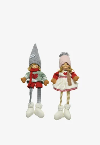 Muñecos de Navidad sentados con piernas colgantes, niño con gorro gris y niña con gorro rosa