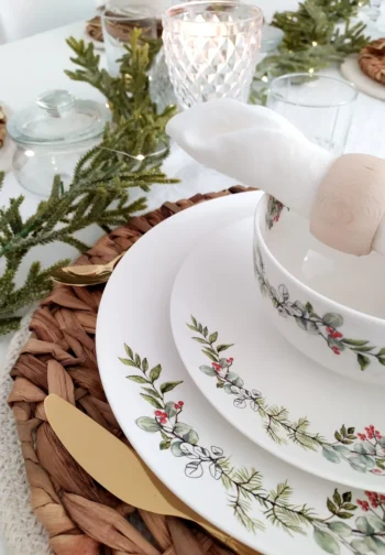 Plato navideño blanco 20 cm Elegancia festiva en una mesa navideña