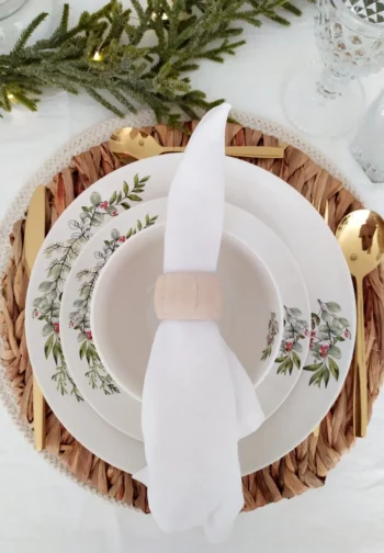 Plato navideño blanco 27 cm Elegancia festiva en una mesa navideña