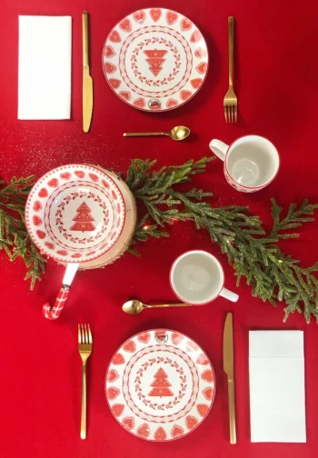 Plato navideño rojo 19 cm Corazón nórdico en una mesa navideña