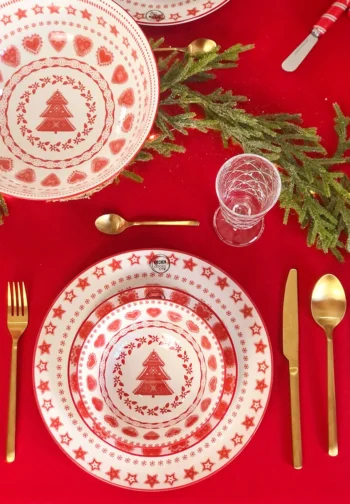 Plato navideño rojo 27 cm Corazón nórdico en una mesa navideña