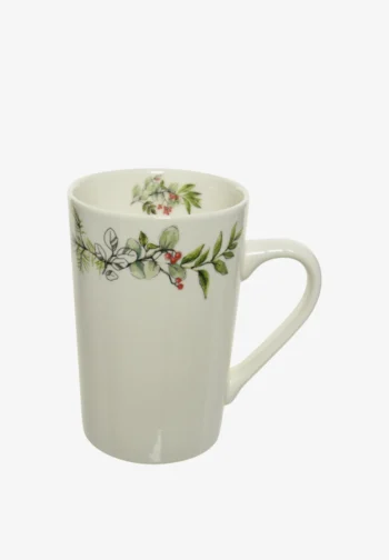 Taza alta blanca con ramas y bayas navideñas