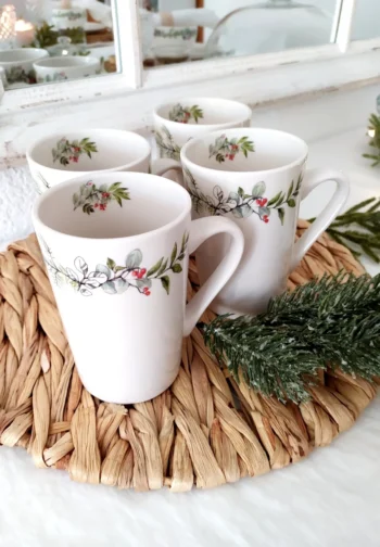 Taza navideña blanca Elegancia festiva en una mesa navideña